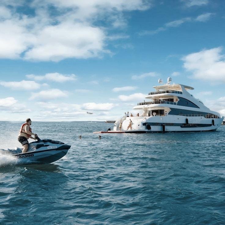 Exquisite dining on water
